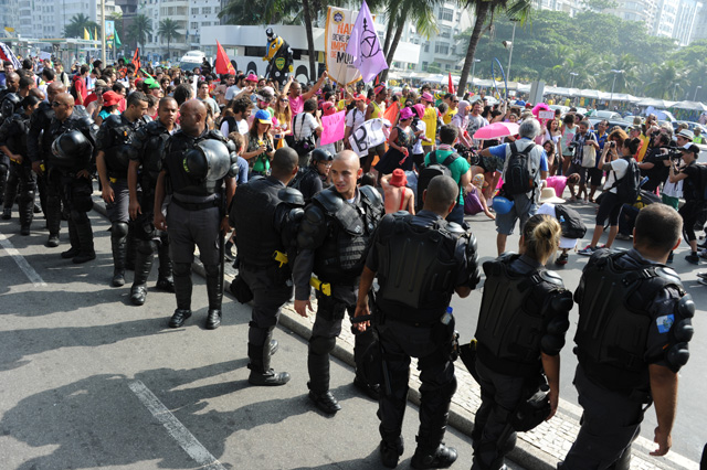 Gases lacrimógenos en protesta durante juego del Mundial en Rio de Janeiro