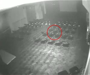 El auditorio en el que los fantasmas mueven mesas y sillas (Video)