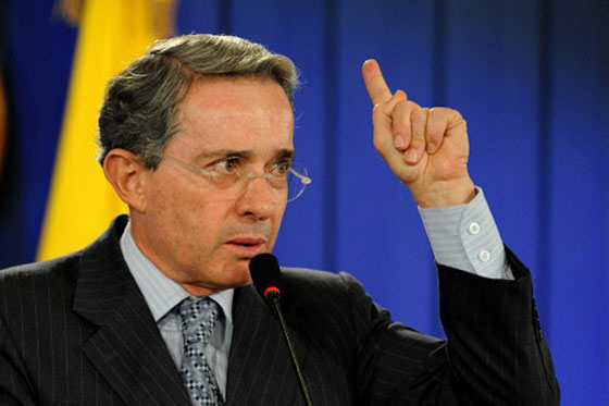 Uribe no acude a posesión de Santos para no toparse con representantes de Maduro