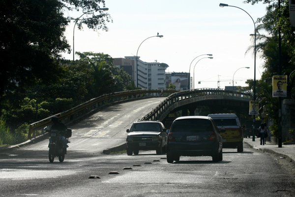 Por mala condición del asfalto, restringirán paso por el elevado de Las Mercedes durante lluvias