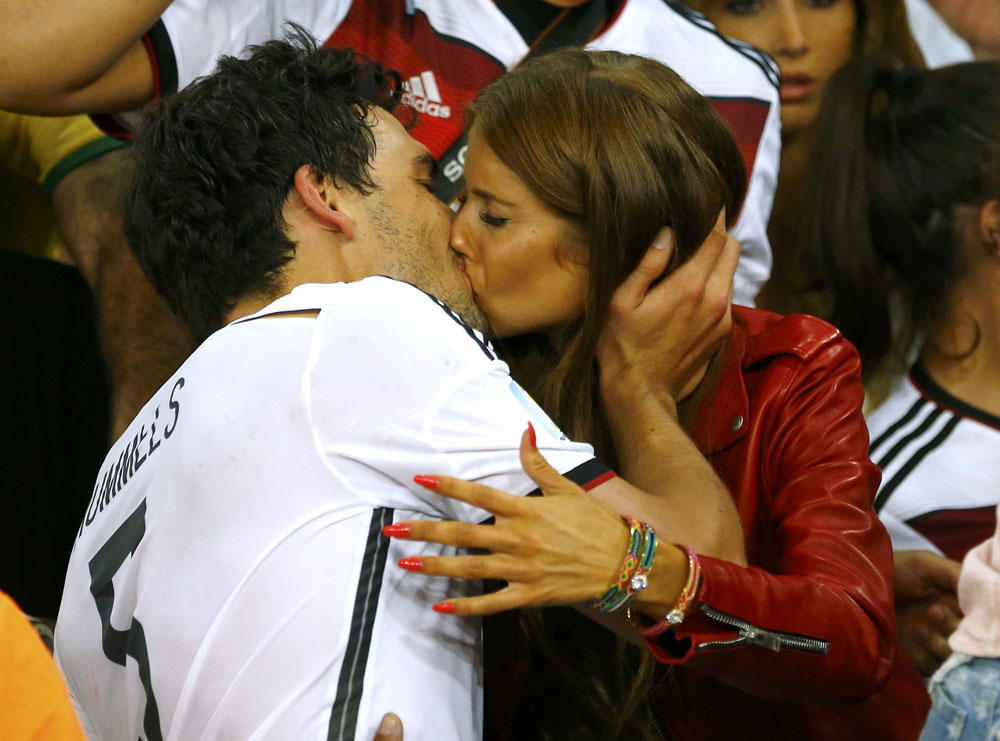 A punta de besos celebran los jugadores alemanes con sus novias la gloria (UEPAJEI)