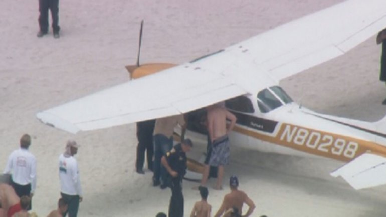 Otra avioneta aterriza de emergencia en playa de Miami