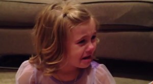 Increíble reacción de una niña cuándo se entera que su hermanito no será siempre un bebé (Video + no se vale llorar)
