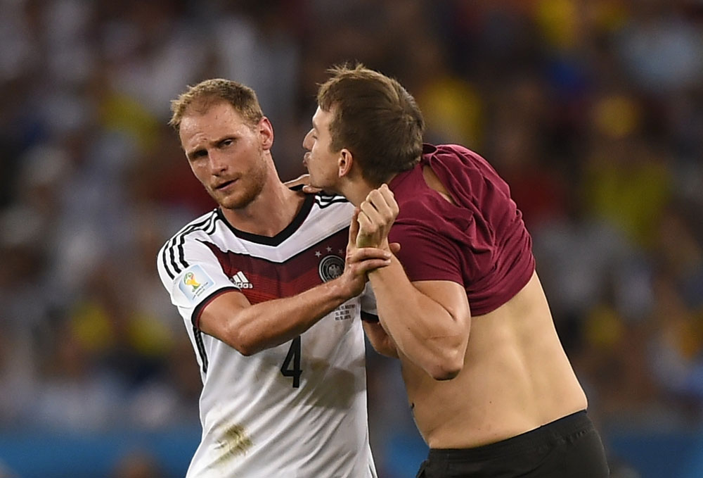 En FOTOS: El idiota que se metió al campo en la final del Mundial que no vimos por TV