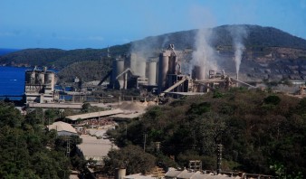 Trabajadores de Cemex exigen aumento salarial de 150%