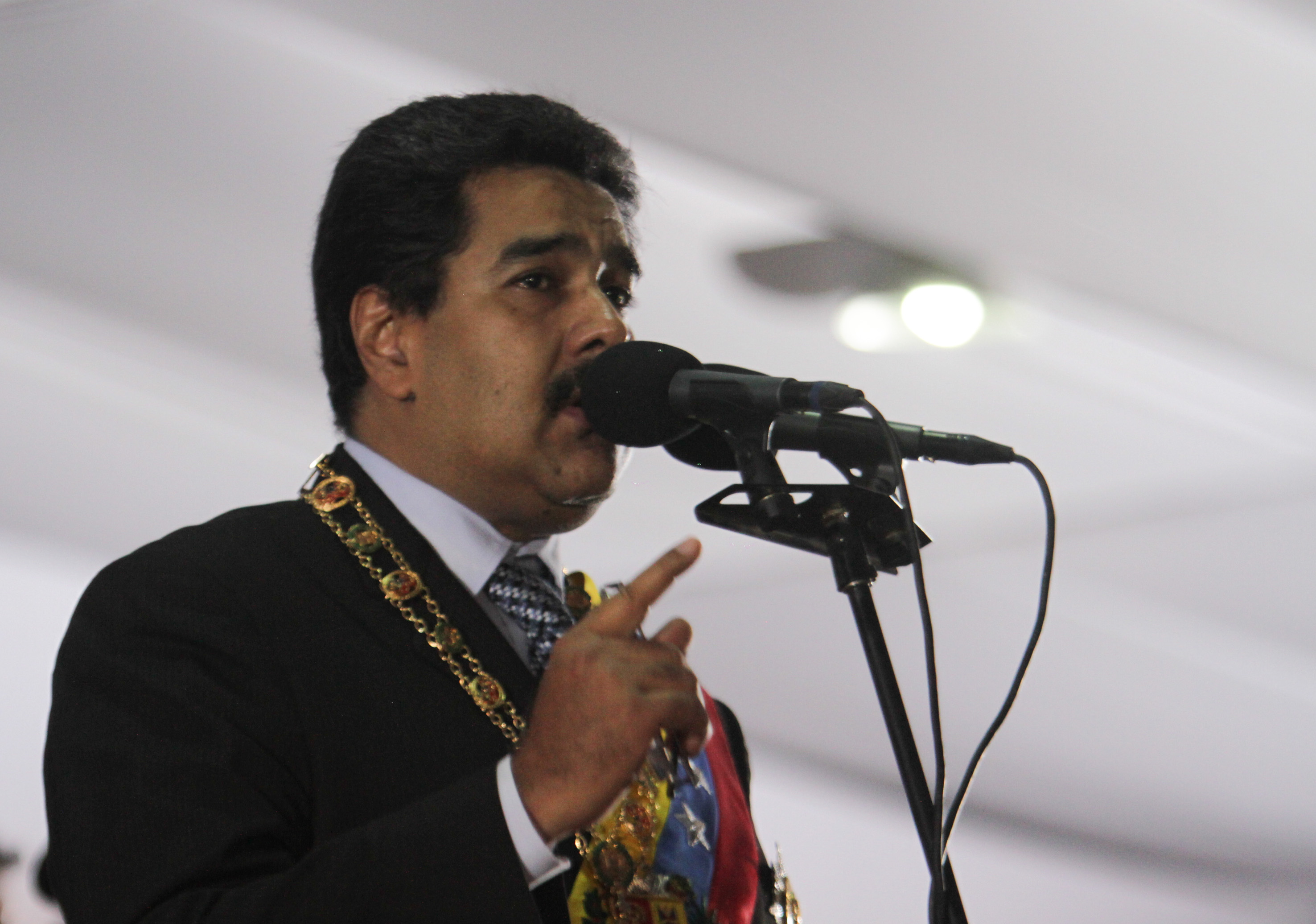Maduro viaja este viernes a Colombia para reunión con Santos