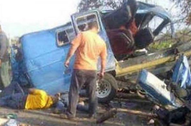 Choque entre una gandola y una van deja siete muertos en Trujillo