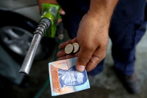 Maduro juega con fuego al considerar alza de la gasolina