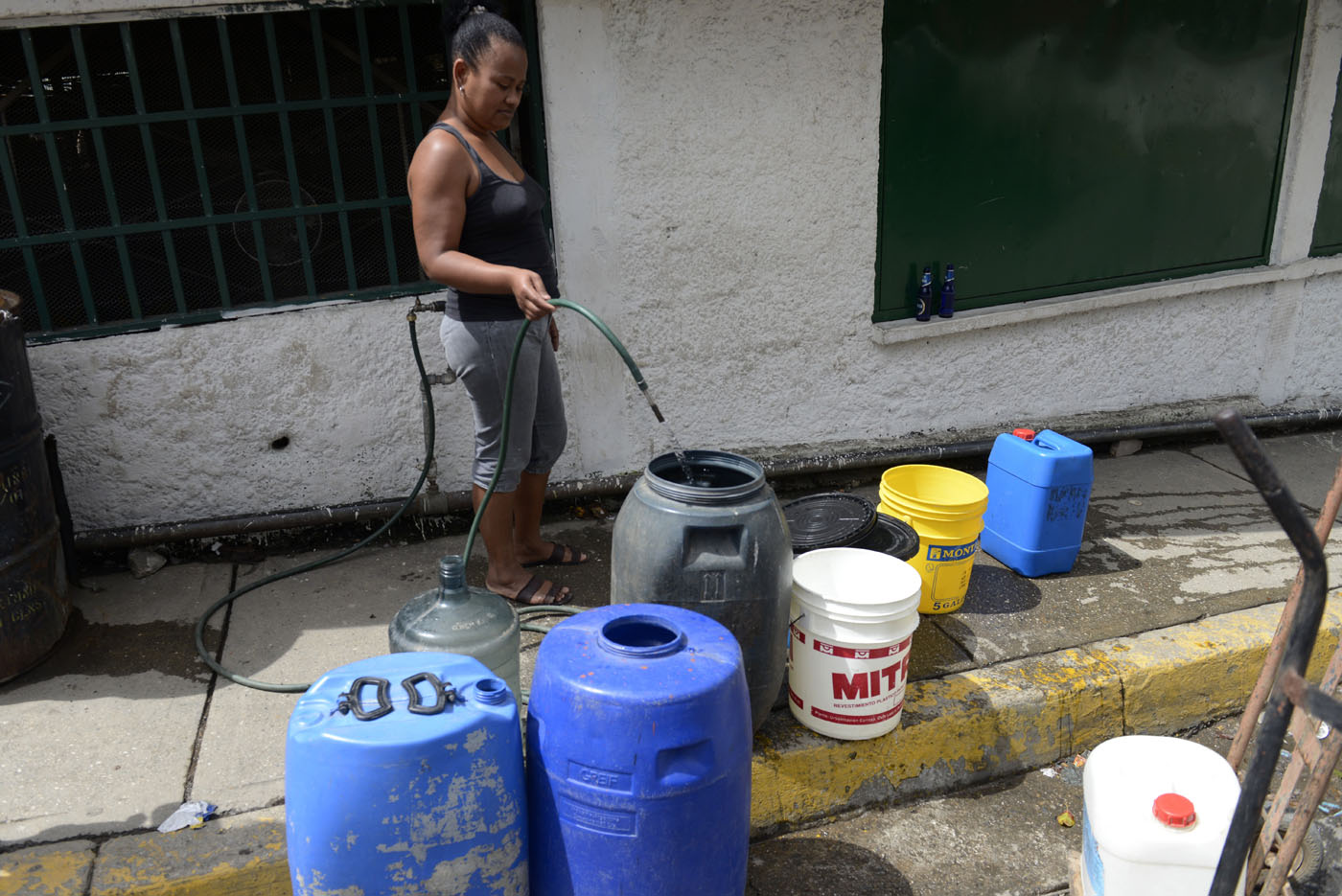 Así se las ingenian los marabinos para no perder ni una gota de agua