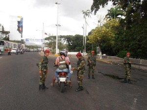 Militares intensifican las requisas durante el día en cruce de fronteras