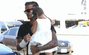 David Beckham reaparece con el brazo enyesado cargando a su hija Harper (Fotos)