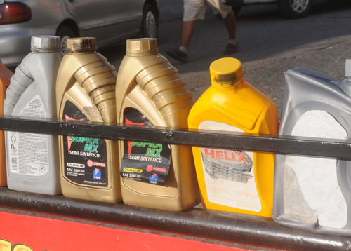 El litro de aceite de motor más barato subió a 900 bolívares