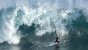 ¡Adrenalina! Surfistas aprovechan las monumentales olas que provocó “Marie” en California (Video)