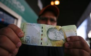 El bolívar se derrumba frente al peso colombiano