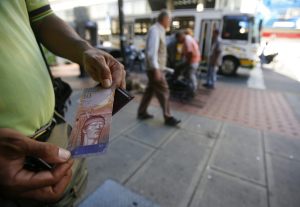 Salario mínimo en Venezuela es seis veces menor que en Bolivia