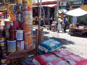 Buhoneros venden pañales hasta en 700 bolívares