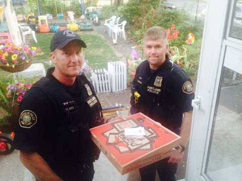 Dos policías reparten pizza para ayudar a herido