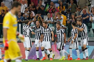 Juventus y Roma vuelven a ganar y colideran en Italia