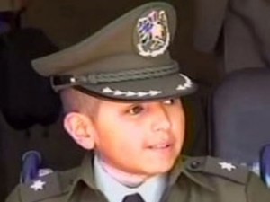 Con tan solo nueve años lo nombran subteniente de la policía en Bolivia