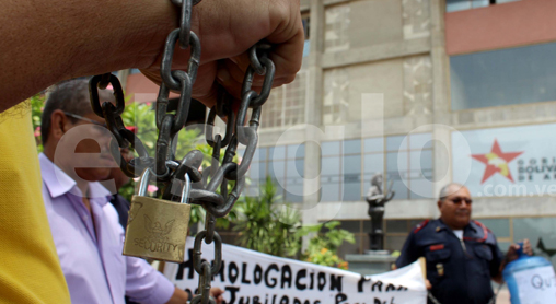 Bomberos jubilados se encadenaron frente la Gobernación de Aragua