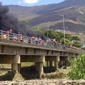 Cerrado el paso del puente internacional Simón Bolívar (Fotos + Video)