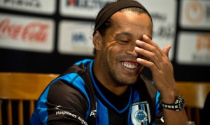Ronaldinho ya está en México y nos muestra su nueva camisa (Fotos)