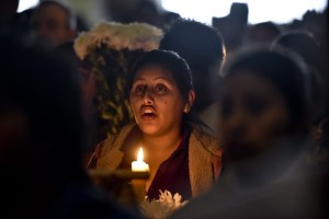 Padres de estudiantes mexicanos desaparecidos imploran milagro a la virgen de Guadalupe