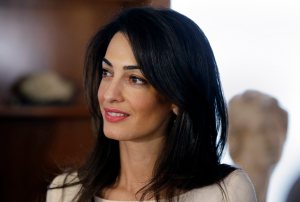 Amal Clooney niega que Egipto la amenazara