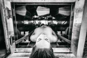 Artista desnuda mujeres juntado la paranoia y el erotismo (FOTOS)