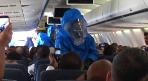 Se puso a bromear con el ébola y lo sacaron del avión (Video)