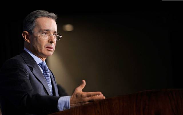 Las Farc tildan de “mentirosos” y “disparates” mensajes de Uribe en Twitter