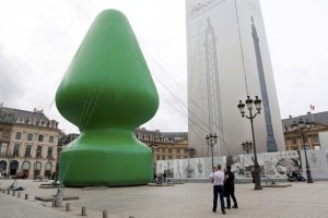 ¿Juguete sexual o árbol? Retiran escultura en París tras polémica y vandalismo