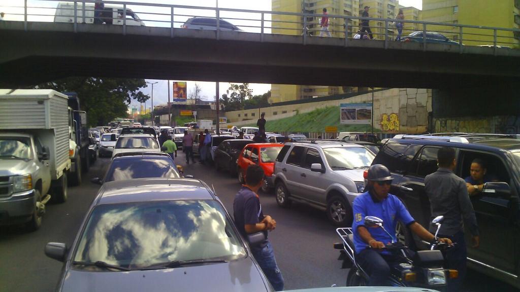 Protesta de motorizados en la autopista Francisco Fajardo (Fotos)