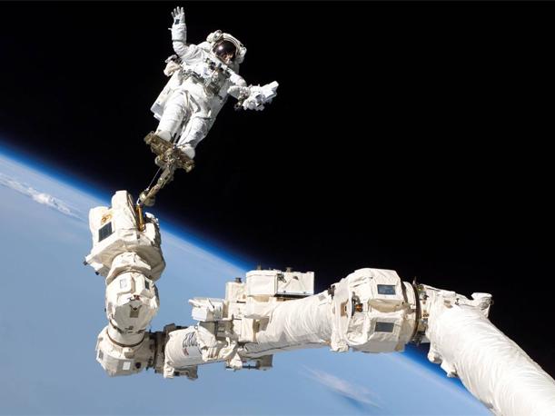 Astronautas de EEUU realizan caminata espacial