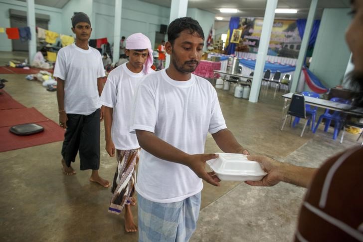 Traficantes usan secuestros y barcos-prisión para alimentar comercio de esclavos