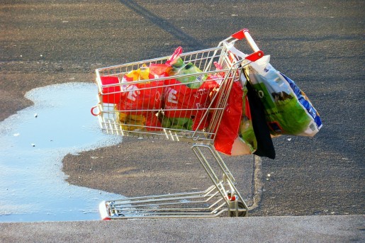 Cobrar por las bolsas en los supermercados funciona y no solo porque seamos tacaños