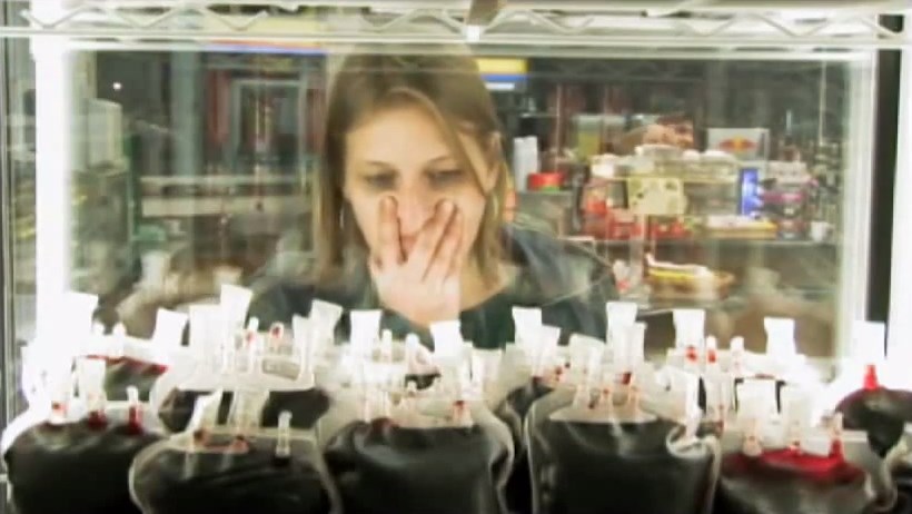 Campaña intenta captar donantes poniendo bolsas de sangre en supermercados (Video)