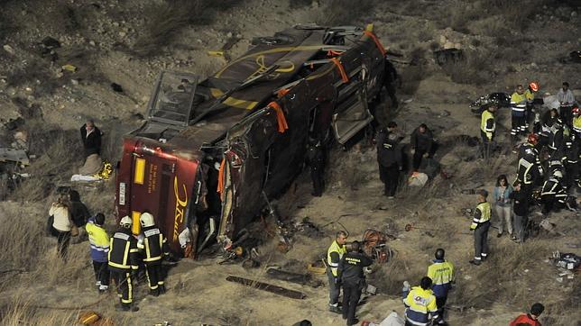 Al menos diez personas mueren en un accidente de autobús en España