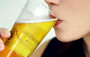 Estudio revela que beber mucho NO es sinónimo de alcoholismo