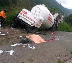 Choque de un camión de Pdvsa-Gas contra una casa deja dos muertos en Táchira