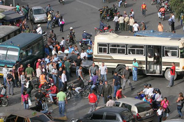 Transportistas mantienen cerrado el paso en Terrazas del Avila (Fotos)