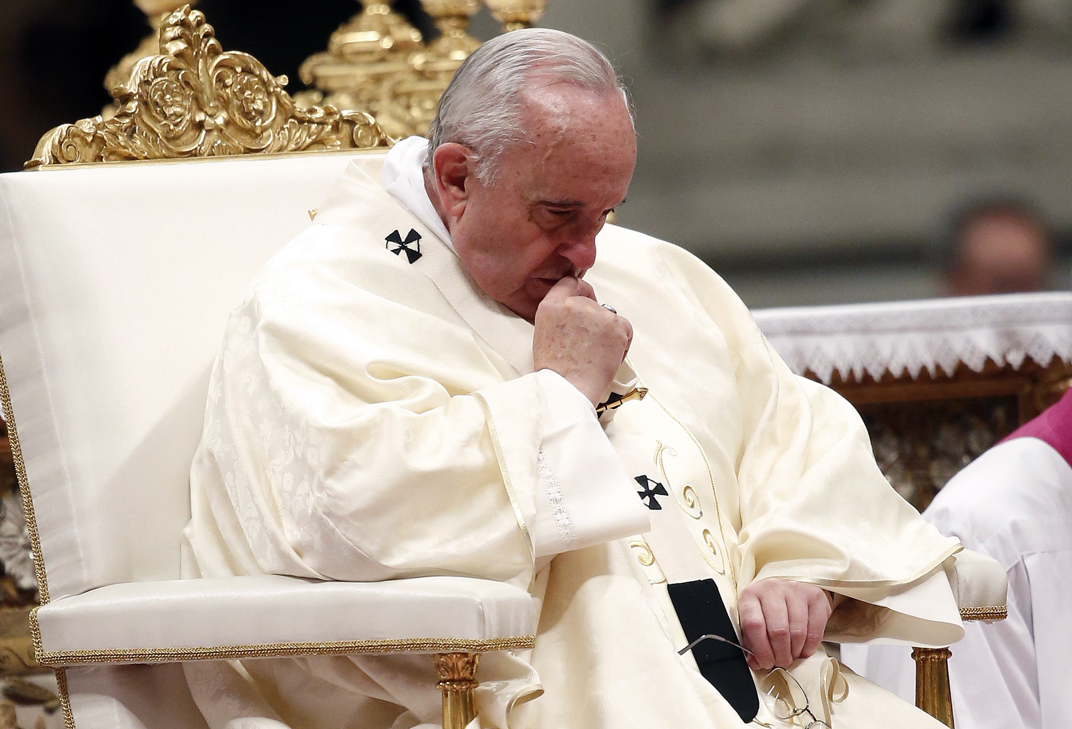 Papa dice que la administración del Vaticano está enferma de poder y codicia