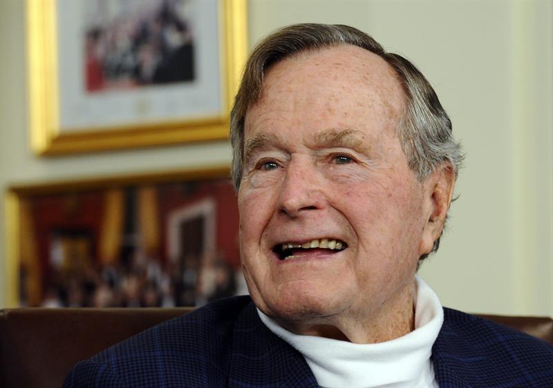 El expresidente George H.W. Bush deja el hospital y descansa en casa
