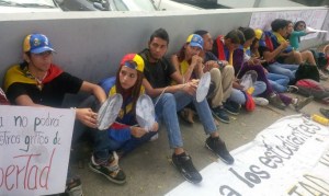 Estudiantes se encadenan frente al MP exigiendo libertad de sus compañeros
