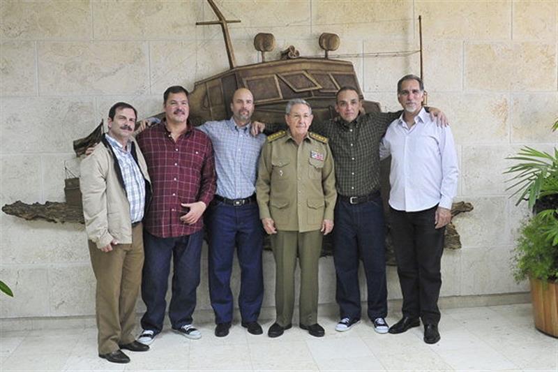 Raúl Castro se fotografió con los cinco agentes cubanos liberados (Fotos)
