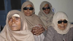 Once personas quedaron ciegas tras ser operadas de cataratas en India