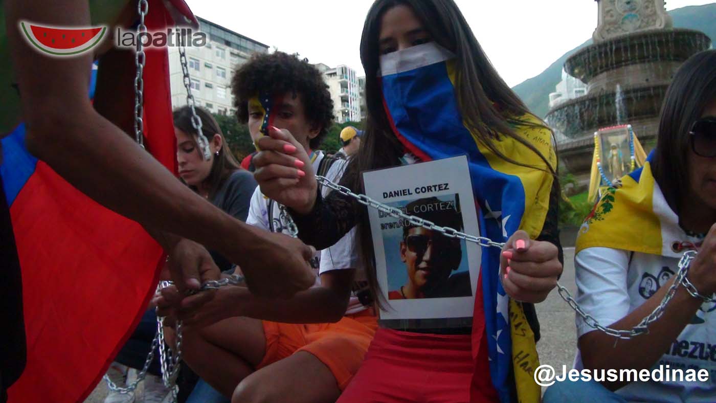 Jóvenes se encadenan en Altamira para exigir liberación de estudiantes (Fotos y video)