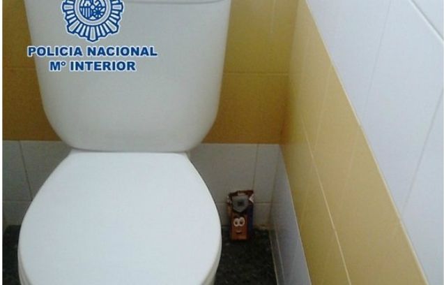 Grababa a mujeres en el baño con un celular oculto en un envase de jugo (Foto)