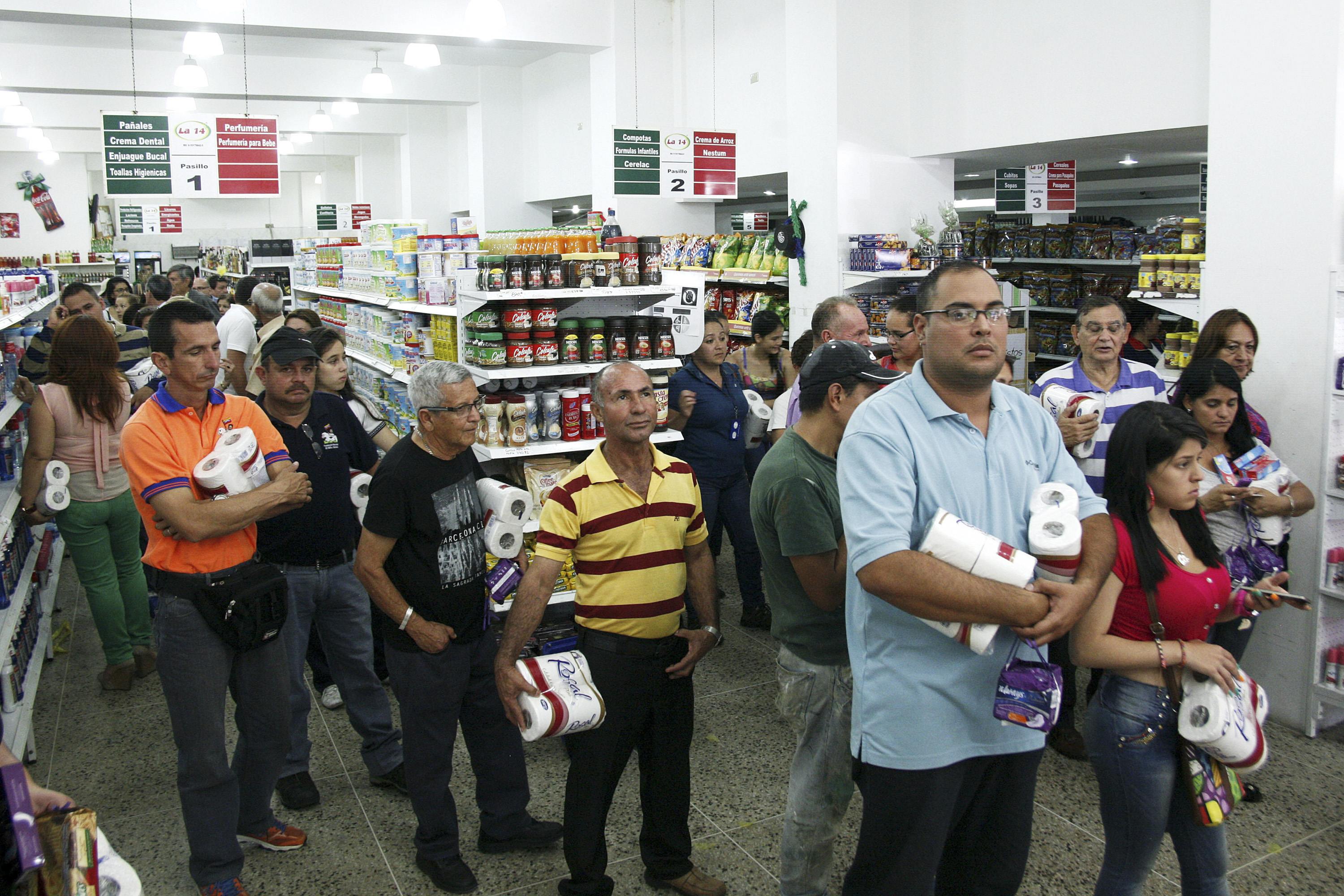 Venezuela en recesión, a la espera de que Maduro anuncie medidas anticrisis