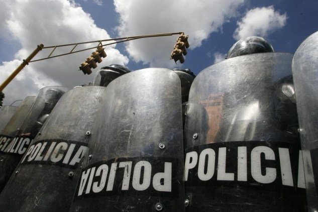 policias muertes Oficiales de policía se esconden bajo escudos durante una manifestación en Caracas